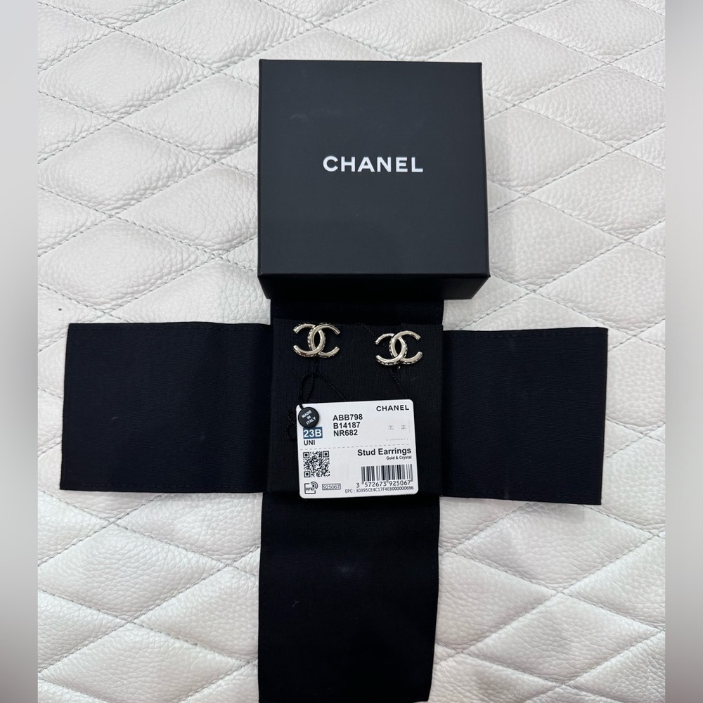 New Chanel stud earrings 23B ABB798 B14187 NR682
